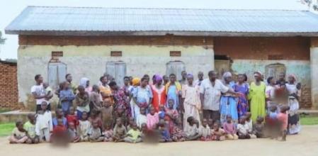 La peculiar historia del hombre de 67 años con 12 esposas, 102 hijos y 568 nietos