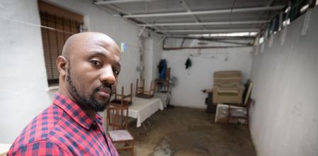 Un vei de Montcada ha de conviure desde fa dies amb inundacions d'aigües fecals a la seva casa sense que ningú li doni solucions