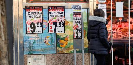 Una mujer camina frente a una charcutería en Madrid, este miércoles.