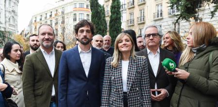 El delegado de Desarrollo Urbano, Mariano Fuentes (2i); el portavoz de Ciudadanos en el Parlamento Europeo, Adrián Vázquez (3i); la coordinadora autonómica de Ciudadanos y portavoz del Grupo Parlamentario, Patricia Guasp (3d), y el actual secretario de Organización del partido y coordinador en Navarra, Carlos Pérez-Nieva (2d), posan su llegada a la presentación de la candidatura a las Primarias de Ciudadanos (Cs) ante la VI Asamblea General del partido, en la Plaza de las Cortes, a 23 de diciembre de 2022, en Madrid (España). Arrimadas anuncia la lista de ‘unidad’ que concluye con la celebración de primarias del partido el 9 y 10 de enero. La lista de Inés Arrimadas está compuesta por 20 nombres entre los que se encuentran la vicealcaldesa de Madrid o el eurodiputado y enlace con los liberales europeos, Adrián Vázquez. Con su lista, Arrimadas se enfrenta a la de Edmundo Bal, que se anticipó a la presidenta del partido pese a las peticiones internas de respetar cierto margen en una semana copada por el pronunciamiento del Tribunal Constitucional (TC).
23 DICIEMBRE 2022;MADRID;CANDIDATOS;PRIMARIAS;ASAMBLEA GENERAL DE CIUDADANOS;ASAMBLEA GENERAL DEL PARTIDO;CIUDADANOS;PARTIDO POLÍTICO
Gustavo Valiente / Europa Press
23/12/2022