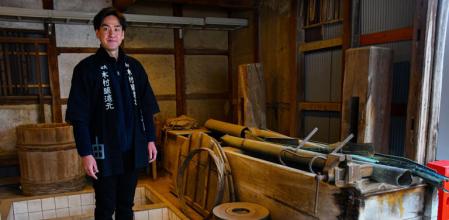 Una centenaria fábrica de salsa de soja busca revitalizar un pueblo japonés