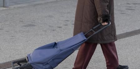 Una mujer sale de un supermercado con un carro de la compra, a 27 de diciembre de 2022, en Mejorada del Campo, Madrid (España). El Gobierno ha suprimido durante seis meses el IVA del 4% que se aplica a todos los alimentos de primera necesidad, entre ellos el pan o la leche, y ha rebajado del 10% al 5% el del aceite y la pasta para hacer frente al impacto de la guerra de Ucrania y el alza de la inflación. Sánchez ha anunciado, además, que el Ejecutivo ha aprobado ayudas directas por un importe de 300 millones de euros a los agricultores en compensación por el incremento del precio de los fertilizantes, y un cheque de 200 euros para familias con rentas inferiores a 27.000 euros anuales con el objetivo de hacer frente al encarecimiento de la cesta de la compra. Este tercer plan anticrisis entrará en vigor el 1 de enero de 2023 y tendrá un impacto de 10.000 millones de euros.
27 DICIEMBRE 2022;IVA;ALIMENTOS BASICOS;PRODUCTOS;NECESIDADES;ALIMENTOS;REBAJA;GOBIERNO;IMPUESTOS
Alberto Ortega / Europa Press
27/12/2022