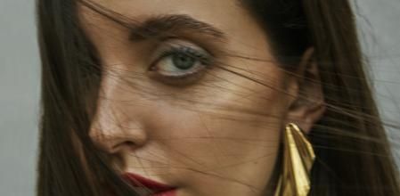 Pendientes High Tide by Elsa Peretti. El lápiz de ojos azul 24h BADgal Bang! contrasta con los ojos de Marta. Polvos bronceadores Hoola, colorete líquido Love Tint y máscara de pestañas BADgal Bang! En las cejas, Brow Microfililing Pen y 24H Brow Setter