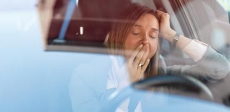 Un descanso apropiado y evitar comidas copiosas o la música relajante son claves para evitar la somnolencia.