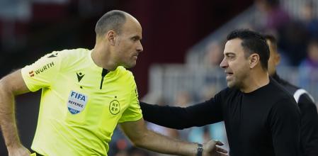Xavi Hernández pide explicaciones al colegiado Mateu Lahoz