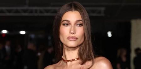 Hailey Bieber con su vestido en color marrón chocolate