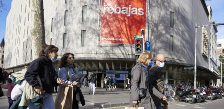 Compras durante unas rebajas de invierno en Barcelona