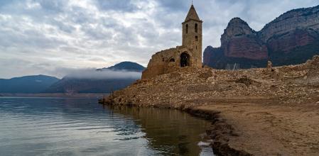 La iglesia de Sau reflejada en las aguas del pantano.