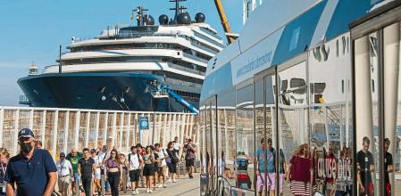 EL CRUCERO EVRIMA DE LA NAVIERA RITZ CARLTON DE LA COMPAÑIA HOTELERA DE LUJO ( LA MISMA QUE GESTIONA EL HOTEL ARTS ) ATRACADO EN LA TERMINAL DE CRUCEROS. CRUCERISTAS BAJANDO DE LA LANZADERA QUE CONECTA CON EL WORLD TRADE CENTER