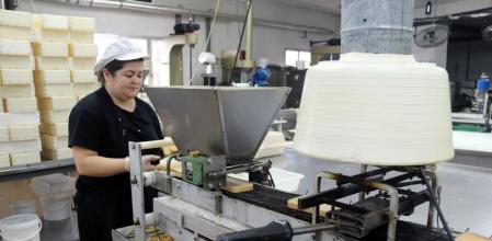Una operària elabora torró de crema torrada a l'obrador de Mel i Torrons Alemany d'Os de Balaguer