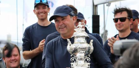 Sam Haynes sostiene la Tattersall Cup después de imponerse en la regata Sydney-Hobart