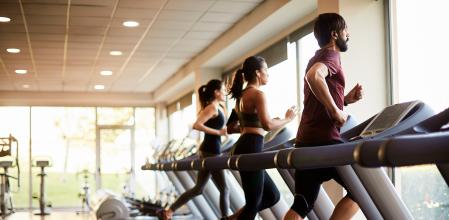 Lifestyle gym and fitness in Barcelona.
View of a row of treadmills in a gym with people.