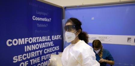 Sanitarios en el aeropuerto romano de Fiumicino, el pasado 29 de diciembre a la espera de un vuelo procedente de China