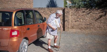 La historia del anciano de 90 años que recorre 1.200 km semanales para repartir periódicos