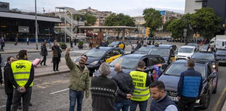 Acompañamiento con el líder de los taxistas de ELITE TAXI con motivo de la entrada en vigor de la ley que prohíbe a los coches vtc ( bolt, cabify, uber... ) funcionar como taxis, pero que a pesar de ello continúan haciéndolo.