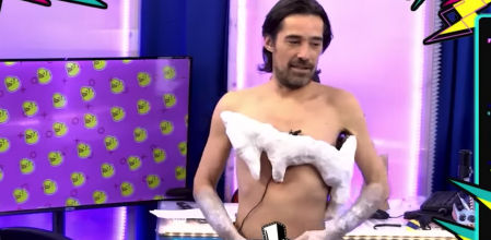 El hilarante vídeo de Jordi Cruz recreando el vestido de Noche Vieja de Cristina Pedroche