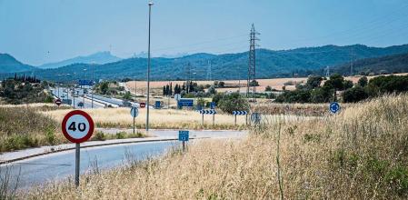 17 - 06 - 2022 / Barcelona / Terrenos en los que se pretende construir la B-40 entre Terrassa y Sabadell. y rotonda donde acaba actualmente / Foto: Llibert teixidó