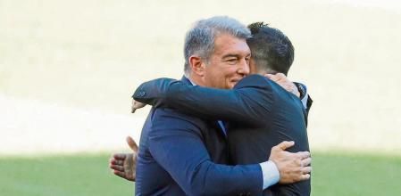 GRAFCAT9360. BARCELONA, 08/11/2021.- El nuevo entrenador del FC Barcelona, Xavi Hernández, abraza al presidente del club, Joan Laporta (i), durante el acto de presentacion como entrenador blaugrana. EFE/Alejandro García
