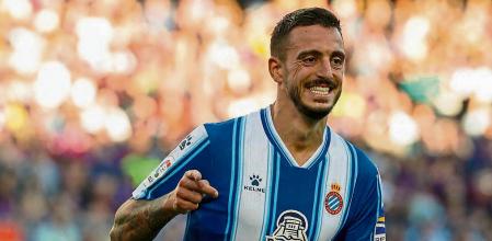 BARCELONA, 31/12/2022.- El delantero del Espanyol Joselu celebra el primer gol de su equipo ante el FC Barcelona en el partido de LaLiga Santander disputado este sábado en el estadio Spotify Camp Nou de Barcelona. EFE/Andreu Dalmau