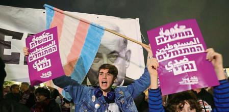 Tel Aviv (Israel), 07/01/2023.- Israeli protesters take part in a protest march against the new government in Tel Aviv, Israel, 07 January 2023. A statement made by the new minister of justice Yariv Levin declaring his intention to reform and weaken the power of the Israeli Supreme Court led people out to demonstrate against the new Netanyahu government. (Protestas) EFE/EPA/ABIR SULTAN
