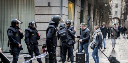 Turistas y agentes de la policía, en una imagen del 2018, cuando el independentismo protestó por la presencia del Gobierno en Barcelona