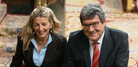 La vicepresidenta segunda y ministra de Trabajo y Economía Social, Yolanda Díaz y el ministro de Inclusión, Seguridad Social y Migraciones, José Luis Escrivá, durante una sesión plenaria, en el Congreso de los Diputados, a 21 de diciembre de 2022, en Madrid (España). El Pleno del Congreso debate la Ley de los Mercados de Valores y de los Servicios de Inversión, que encarará así su último trámite en la Cámara Baja para pasar a su tramitación en el Senado. Con la nueva norma, se reforzarán los controles de servicios de criptoactivos y, entre otras medidas, se permitirá que se suspenda la autorización a un proveedor de servicios en el caso de que este cometa una infracción muy grave. El Pleno del Congreso también aborda la nueva Ley de Empleo, por la que se modificará el Estatuto de los Trabajadores para que, en caso de despido colectivo, la Inspección de Trabajo y Seguridad Social se pronuncie sobre la concurrencia de las causas especificadas por la empresa en la comunicación inicial del Expediente de Regulación (ERE). 21 DICIEMBRE 2022;MERCADO DE VALORES;CONGRESO;TRABAJO;ERE;SENADO Eduardo Parra / Europa Press 21/12/2022