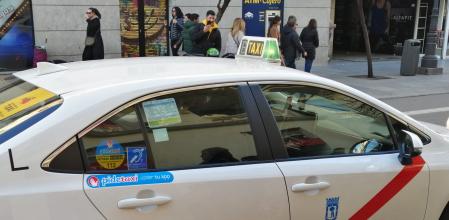 Las mamparas que equipan algunos taxis y la mascarillas dificultan aún más la comunicación entre el conductor y los pasajeros con problemas auditivos
