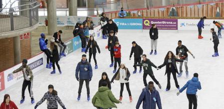 Patinadores en la pista de hielo de Girona, ubicada en el Palau Firal.