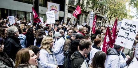 foto XAVIER CERVERA 26/11/2018 Cientos de médicos que secundan la huelga han cortado este lunes la Gran Vía y han ocupado el vestíbulo de la sede del Institut Català de la Salut (ICS) en Barcelona. Metges de Catalunya ha asegurado que el seguimiento de la huelga que ha comenzado este lunes es prácticamente del 100%. Apunta también que gente de toda Catalunya ha venido a Barcelona para manifestarse ante la sede del ICS. Entre los lemas que han entonado hay ‘Queremos más tiempo para nuestros pacientes’, ‘Huelga, huelga, huelga, la Primaria ya no traga’, ‘Menos discursos y más recursos’ o ‘Argimon engaña a todo el mundo’, en referencia al presidente del ICS. Precisamente, el sindicato es pesimista con la reunión de negociación de esta tarde porque Argimon ya ha descartado limitar a 28 el número de visitas por médico, tal y como piden los convocantes. En la imagen, los medicos, personal sanitario,...en la calle Valencia, protestando ,manifestandose, ante la sede de Associacio d Entitats Sanitaries i Socials, Barcelona