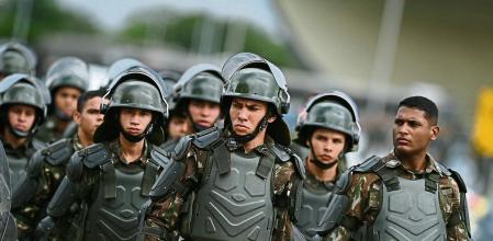 AME5039. BRASILIA (BRASIL), 09/01/2023.- Oficiales del Ejército montan guardia frente a un campamento de simpatizantes del expresidente Jair Bolsonaro frente al Cuartel General del Ejército, hoy, en Brasília (Brasil). Al menos 1.200 bolsonaristas fueron detenidos este lunes en el campamento que habían montado frente al cuartel general del Ejército en Brasilia desde las elecciones de octubre y desde el que fueron lanzados los ataques del domingo contra las sedes de los tres poderes en Brasil. Los seguidores del expresidente Jair Bolsonaro, que no reconocen la victoria del líder progresista Luiz Inácio Lula da Silva en las elecciones presidenciales, fueron detenidos luego de que, cercados por la Policía y el Ejército, desmontaran pacíficamente el campamento en el que se refugiaban. EFE/ Andre Borges