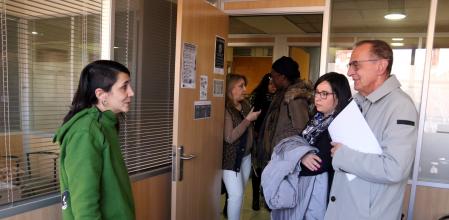 El alcalde Miquel Pueyo y la teniente de alcalde Jordina Freixanet conversan con una trabajadora social en el centro cívico de la Mariola