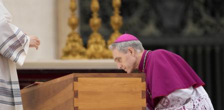 Georg Gänswein, ante el féretro de Benedicto XVI el pasado 5 de enero en la basílica de San Pedro