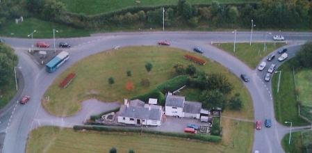 La historia de la familia que lleva más de 40 años viviendo en medio de una rotonda