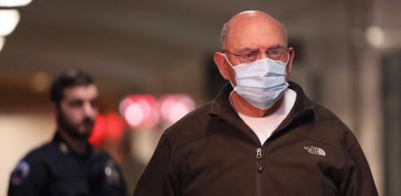 El excontable de Trump, Allen Weisselberg, a su llegada a la lectura de la sentencia, este martes en un tribunal de Manhattan