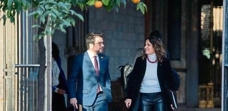 GRAFCAT4780. BARCELONA (ESPAÑA), 10/01/2023.-El presidente de la Generalitat, Pere Aragonès (i) junto a la consellera de la Presidencia, Laura Vilagrà (d), se dirigen a la reunión semanal del Govern, celebrada este martes en plenas negociaciones con PSC y JxCat para intentar recabar su apoyo a los presupuestos y a la espera de la cumbre hispano-francesa de la próxima semana. EFE/Marta Pérez