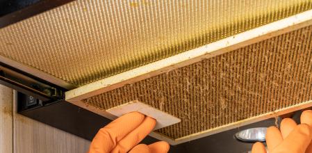 Limpiar la campana extractora de la cocina.