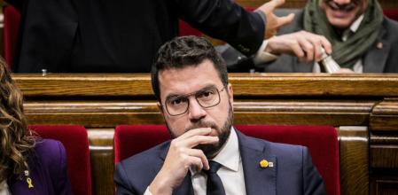 foto XAVIER CERVERA 14/12/2022 SESSIÓ SOLEMNE AL PARLAMENT La sobirania catalana esta de celebracio : Cuatro presidentas de la Generalitat y seis del Parlamento asisten al noventa aniversario de la Cámara Quatre presidents de la Generalitat i sis presidents del Parlament es van citar ahir a l’hemicicle, com en les grans ocasions. I això és una cosa absolutament excepcional. Els últims anys els avatars de la política han distanciat uns quants dels que van ser al seu dia les principals autoritats. Però la cita d’ahir a la nit ho mereixia. El Parlament va commemorar, amb una sessió solemne, el 90è aniversari de la constitució el 1932, que va comptar amb representants de tots els grups parlamentaris, tret de Vox. Hi van anar com a convidats, des de la tribuna de l’hemicicle, els expresidents Jordi Pujol, José Montilla i Artur Mas –aquests dos últims es van asseure junts; Pujol, una mica més separat–, i els expresidents de la Cambra Joan Rigol, Ernest Benach, Núria de Gispert i Carme Forcadell, amb qui es va asseure la presidenta del Parlament, Laura Borràs, suspesa de les seves funcions. Roger Torrent, conseller en aquesta legislatura, es va asseure al banc del Govern. També hi van anar una vintena d’antics diputats.