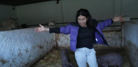 Maite Galdeano se pase entre los cerdos en 'Pesadilla en el Paraíso 2'
