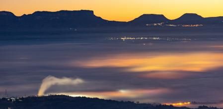 Con la inversión térmica, el humo no puede subir y queda en la capa de niebla.