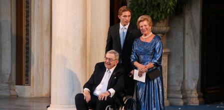Constantino y Ana María de Grecia, junto a su nieto Constantino, saliendo de la catedral de Atenas, el 23 de octubre de 2021, tras la boda del príncipe Phillipos con Nina Flohr
10/01/2023