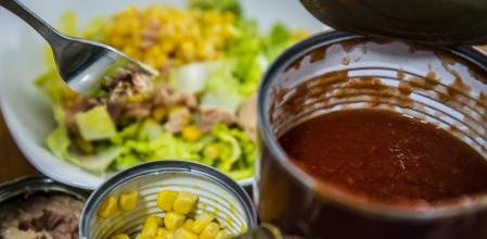 El bisfenol A está presente en recubrimientos interiores para latas de bebidas y alimentos