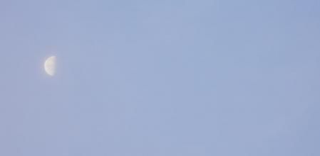 La luna antes de desaparecer del todo por la niebla.