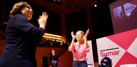La alcaldesa de Barcelona, Ada Colau, y la vicepresidenta segunda del Gobierno, Yolanda Díaz, en el acto de Sumar de este sábado en Barcelona
