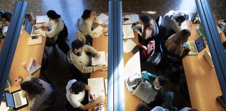 Ambiente de estudiantes universitarios en  la biblioteca del edificio histórico de la UB en plaza Universidad