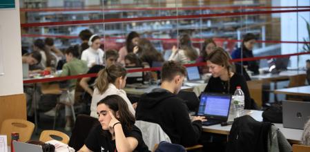 Ambiente de estudiantes universitarios en la biblioteca del edificio de las aguas en la UPF Ciutadella. Estudiantes, universidad