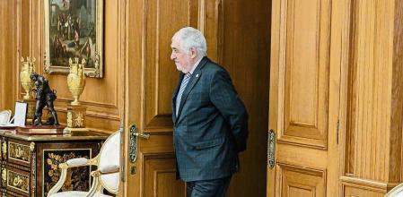 El nuevo presidente del Tribunal Constitucional (TC), Cándido Conde-Pumpido (d), entra en el Palacio de la Zarzuela para su audiencia con el Rey, a 13 de enero de 2023, en Madrid (España). El ex fiscal general del Estado Cándido Conde-Pumpido tomó posesión como presidente del Tribunal Constitucional el pasado 11 de enero tras obtener los votos de todo el bloque progresista a excepción del de María Luisa Balaguer. 13 ENERO 2023;TC;REY;REALEZA;AUDIENCIA;JUSTICIA; Carlos Luján / Europa Press 13/01/2023