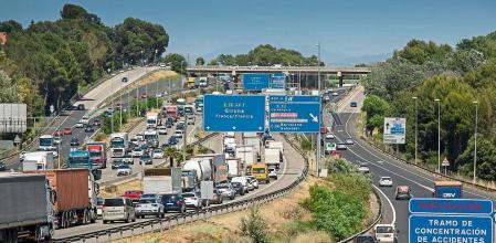 TRÁFICO MUY INTENSO EN LA AP-7 Y LATERALES DE LA B-30 A LA ALTURA DE SANT CUGAT - BELLATERRA -CERDANYOLA