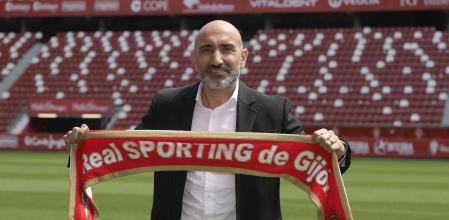 Aberlardo el día de su presentación con el club asturiano