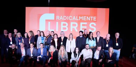 La nueva presidenta nacional de Ciudadanos, Patricia Guasp (c), en foto de familia de la VI Asamblea General de Ciudadanos (Cs), en La Nube de Pastrana, a 14 de enero de 2023, en Madrid (España). Este encuentro se produce en medio de la refundación del partido y el liderazgo de la formación naranja, de tres de las candidaturas que se presentaron para presidir el partido. La de ‘Renace tu Partido’, que encabezan Patricia Guasp y Adrián Vázquez y que apoya Arrimadas, ha vencido a la del vicepresidente de la formación Edmundo Bal que apoyaba el grupo parlamentario en el Congreso y a la candidatura con afiliados de  base del partido.
14 ENERO 2023;CS;CIUDADANOS FORMACIÓN NARANJA;POLÍTICA;MUJER POLÍTICA;REFUNDACIÓN PARTIDO;
Jesús Hellín   / Europa Press
14/01/2023