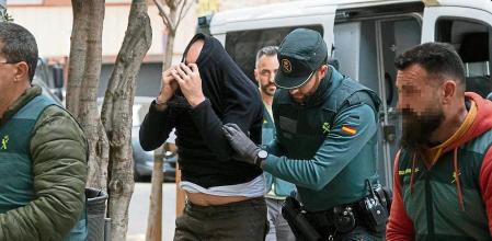 GRAFCAT4859. BARCELONA (ESPAÑA), 11/01/2023.- La Guardia Civil registra este miércoles uno de los pisos en Barcelona del presunto autor de la muerte de su pareja en el verano de 2021, a la que descuartizó y enterró a más de un metro y medio de profundidad en una finca de su propiedad en Pontons (Barcelona), tras hallar en otra vivienda utensilios para la excavación. En la imagen agentes de la Guardia Civil lleva al presunto autor del crimen al domicilio.EFE/Marta Pérez